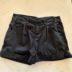 OAKLEY Women’s black pleated shorts size 6